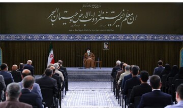 قائد الثورة یستقبل حشدا من المعلمین واصحاب الثقافة قائد الثورة یستقبل حشدا من المعلمین واصحاب الثقافة