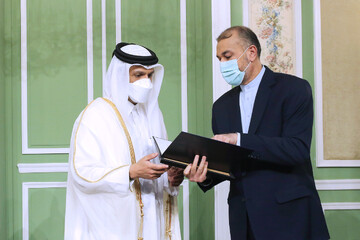امیرعبداللهیان لوح یادبود شهادت خبرنگار فلسطینی را به وزیرخارجه قطر داد/عکس