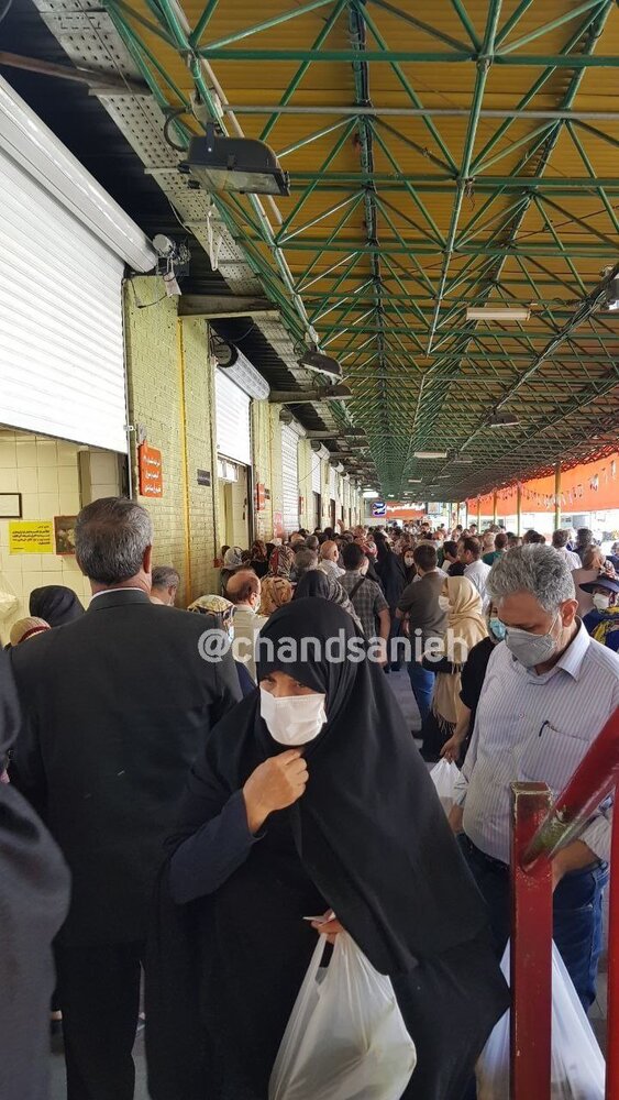 عکس | صف طولانی خرید مرغ در میدان تره بار صادقیه تهران