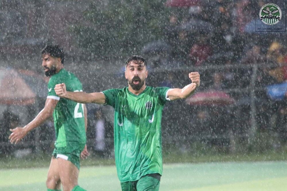 هواداران چوکای تالش و یک عاشقانه به یادماندنی زیرباران!/عکس