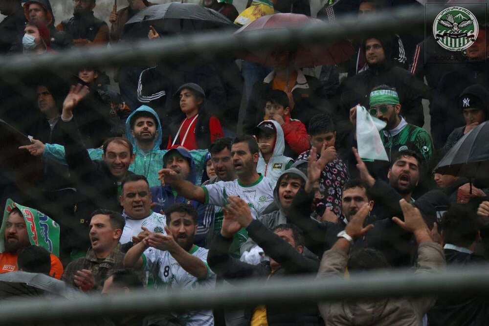 هواداران چوکای تالش و یک عاشقانه به یادماندنی زیرباران!/عکس