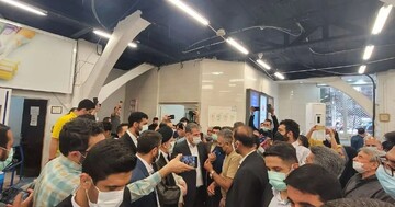 حضور رئیسی در میدان بهمن تهران و گفت‌وگو با مردم