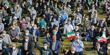 5695534 - روایت خبرگزاری فارس از شعار نمازگزاران جمعه تهران علیه روحانی و جهانگیری