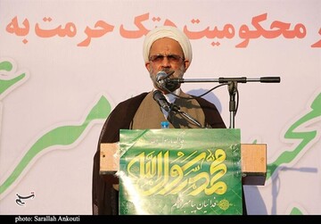 خطیب جمعه کرمان : قحطی در کشور نیامده ، فقط نظام توزیع دچار تحولاتی شده / مردم هر چیزی را در گوشی‌های خود می‌بینند، باور نکنند