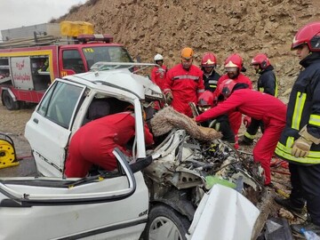 عکس | تصویری هولناک از له شدن پراید زیر کامیون در ابهر