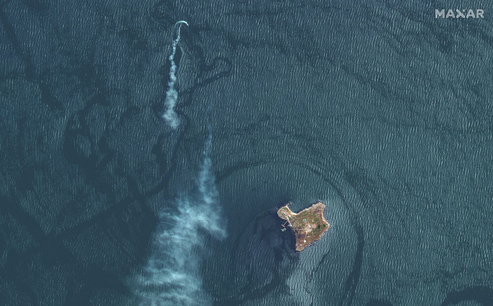 تصاویر ماهواره‌ای از حمله موشکی اوکراین به جزیره مار