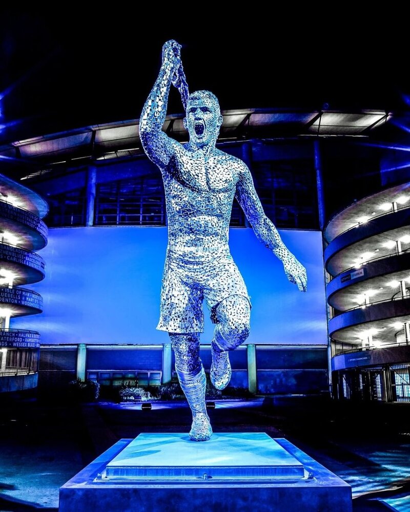 رونمایی از مجسمه گل تاریخی ستاره آبیپوش/عکس