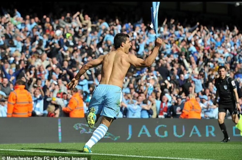 رونمایی از مجسمه گل تاریخی ستاره آبیپوش/عکس