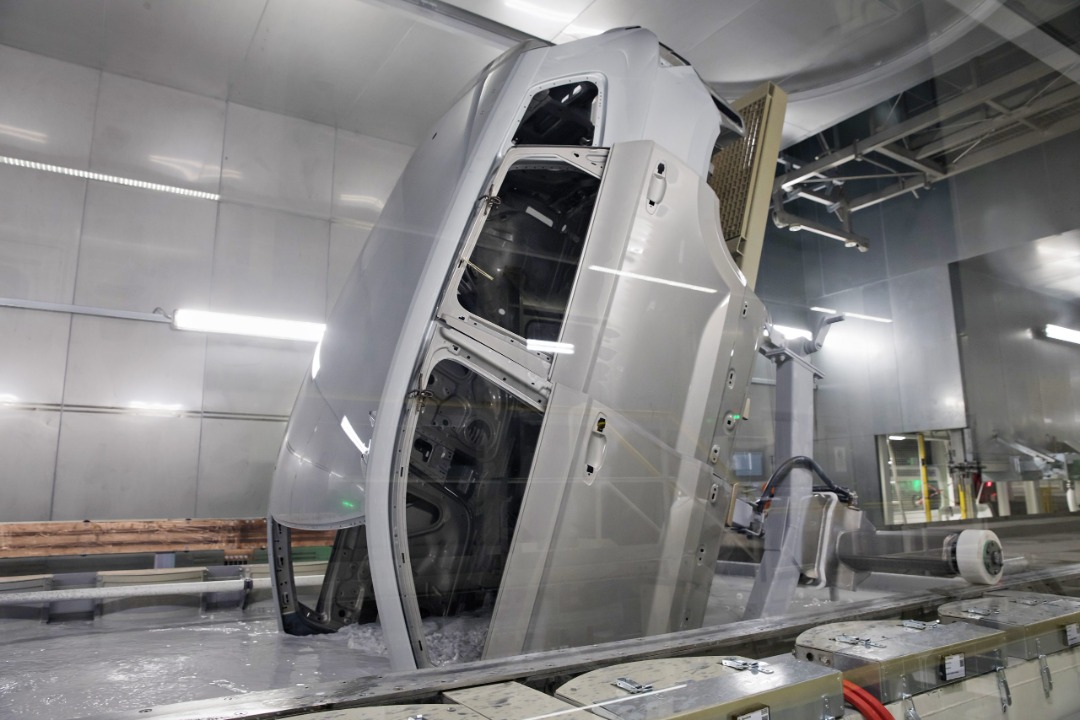 ساخت و تجهیز خط رنگ جدید شرکت کرمان موتور در ارگ جدید بم آغاز شد