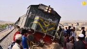 تصاویر | یک قطار مسافربری در پاکستان از ریل خارج شد