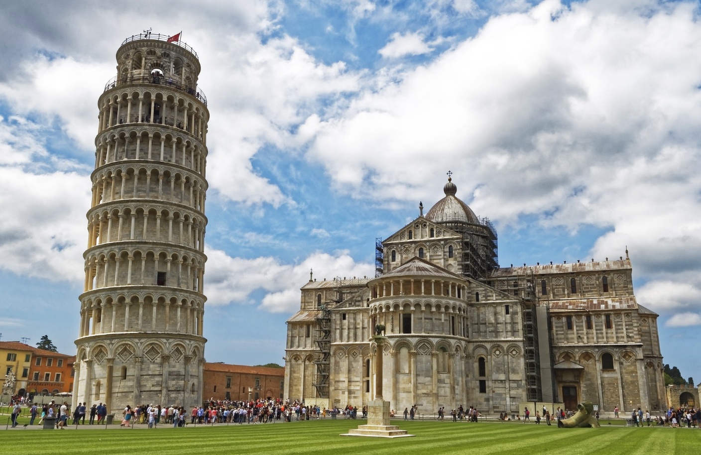 برج پیزای ایتالیا یکی از جاذبه های اصلی تور ایتالیا است.