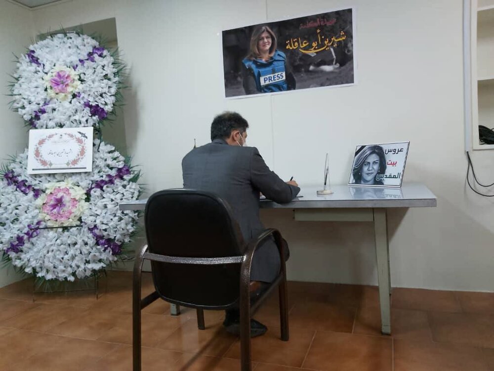 خطیب‌زاده دفتر یادبود ابوعاقله را امضا کرد