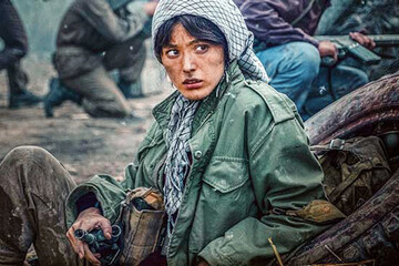 عکس | استایل جنگی فرشته حسینی با لباس سربازی و چفیه