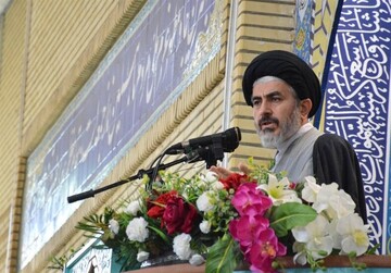      امام جمعه ارومیه: گیر دادن بی مورد به مسئولان ، مطالبه گری نیست /  نیازی نیست مردم هر چیزی را بدانند   