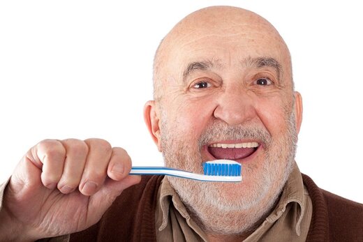 آیا مسواک زدن برای مراقبت از ایمپلنت دندان مهم است؟
