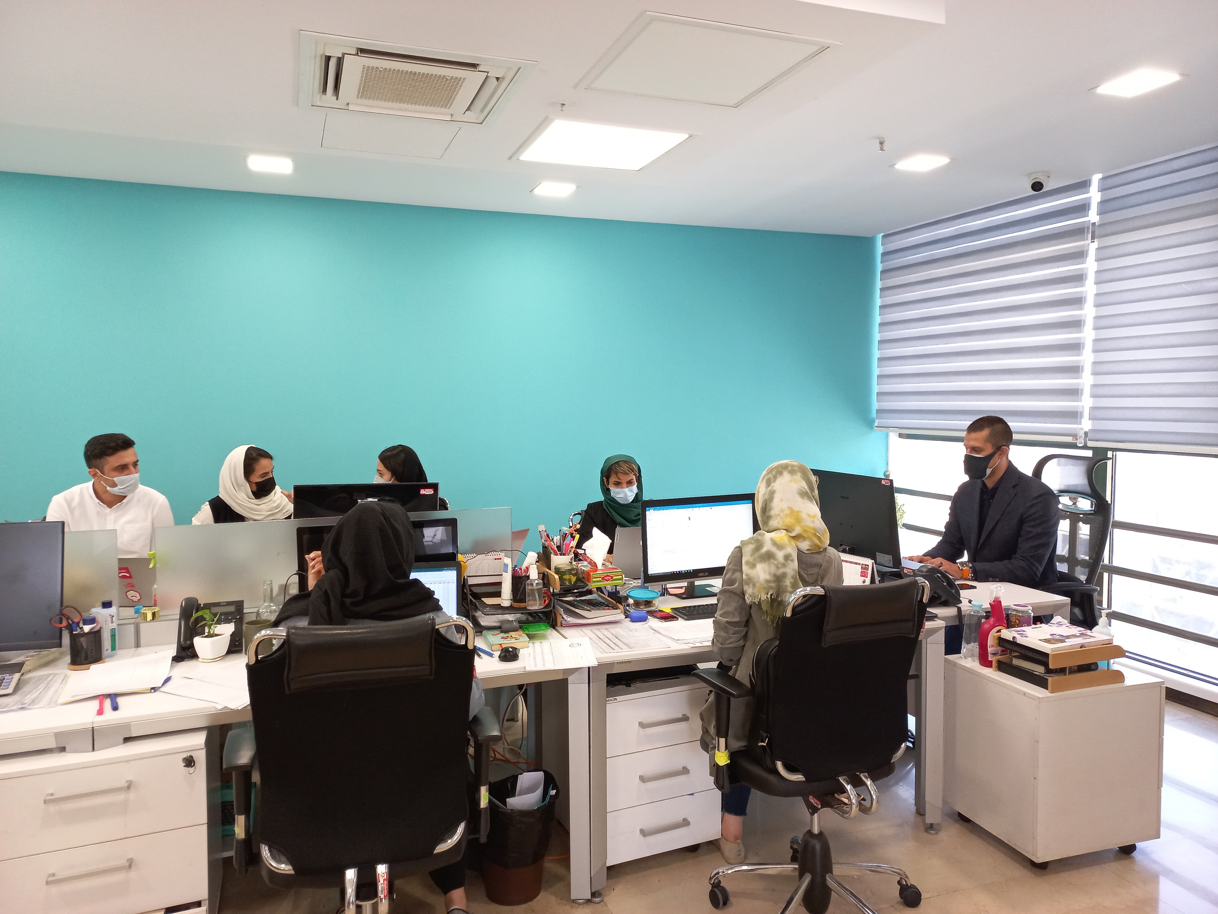 برای تأمین کالاهای اساسی با کارخانهها رایزنی کردهایم