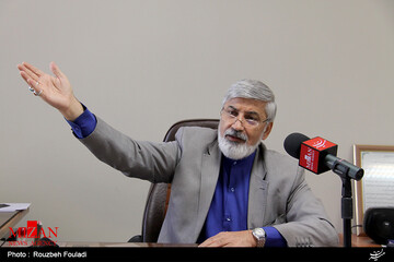 حمیدرضا ترقی : سوپرانقلابی ها ،  عقب تر یا جلوتر از رهبری حرکت می کنند