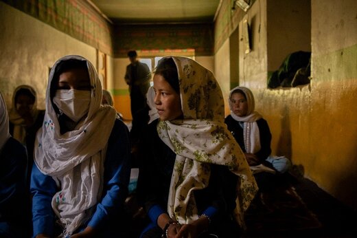 ببینید | جلوگیری طالبان از ورود دختران روسری رنگی به دانشگاه!