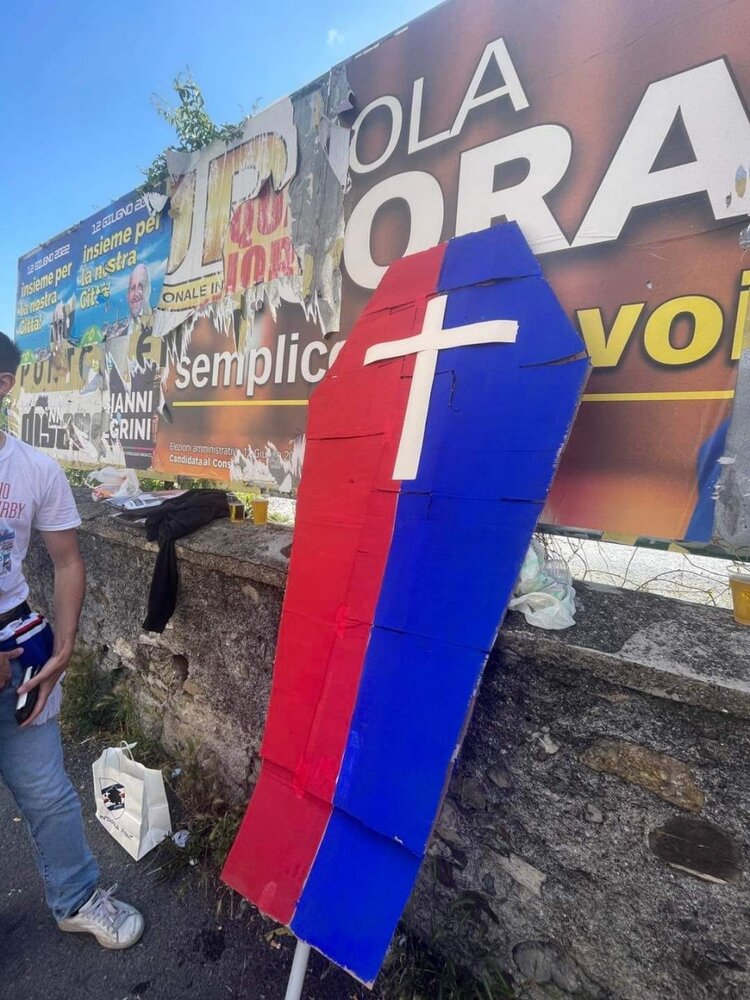 حمل تابوت دشمن دیرینه، انتقامی پس از 11 سال / عکس 4