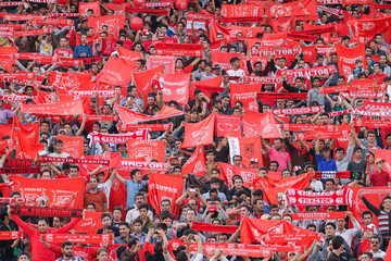 عکس| کریخوانی عجیب تراکتوریها برای پرسپولیس با پرچم ژاپن عکس| کریخوانی عجیب تراکتوریها برای پرسپولیس با پرچم ژاپن