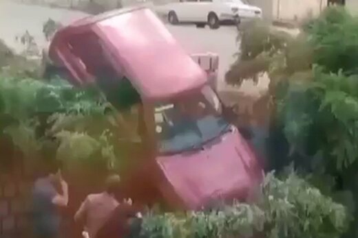 ببینید | سقوط عجیب پراید روی سقف یک خودرو