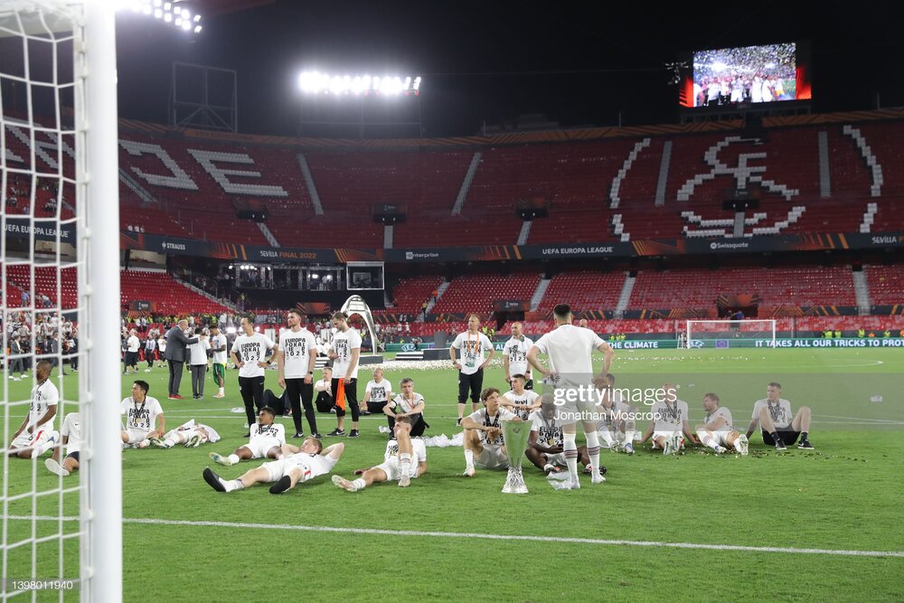جشن قهرمانی آلمانیها در لیگ اروپا/عکس