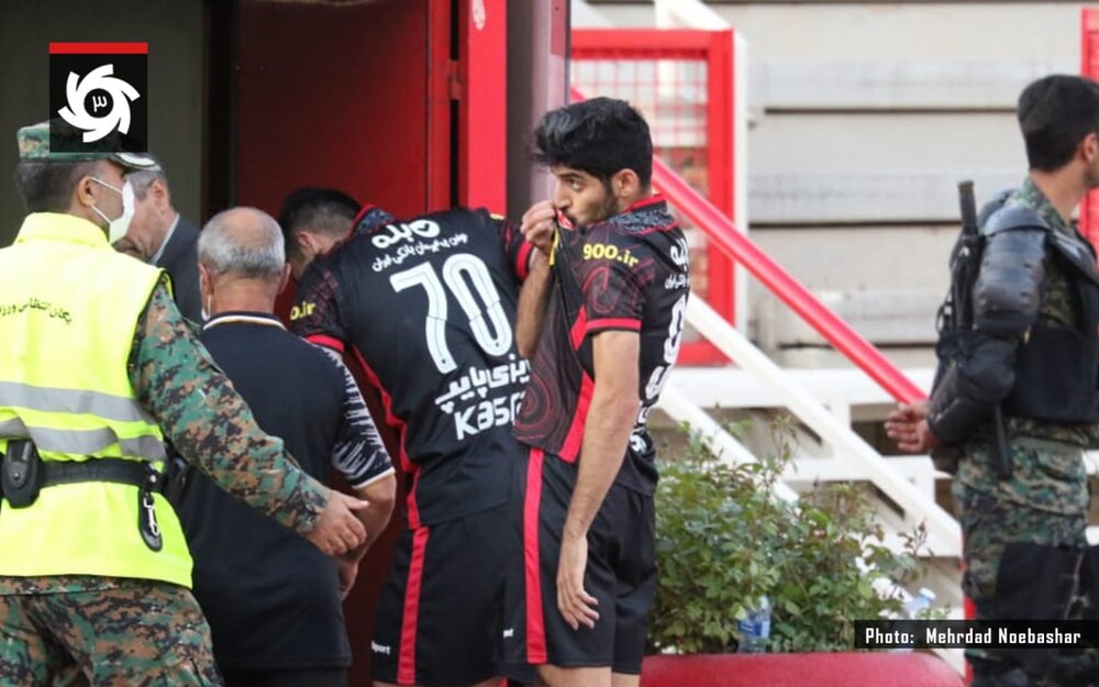 بوسه جنجالی مهدی ترابی مقابل تراکتوریها!/عکش