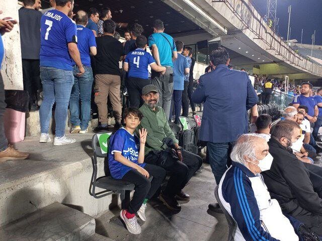 هادی حجازیفر، در حال تماشای بازی امشبِ استقلال/ عکس