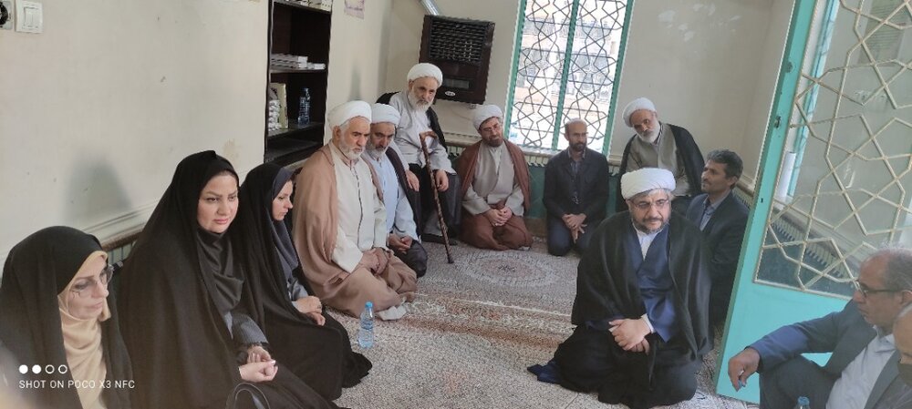 حضور برخی اعضای حزب مردم سالاری بر سر مزار آیتالله صانعی + عکس ها