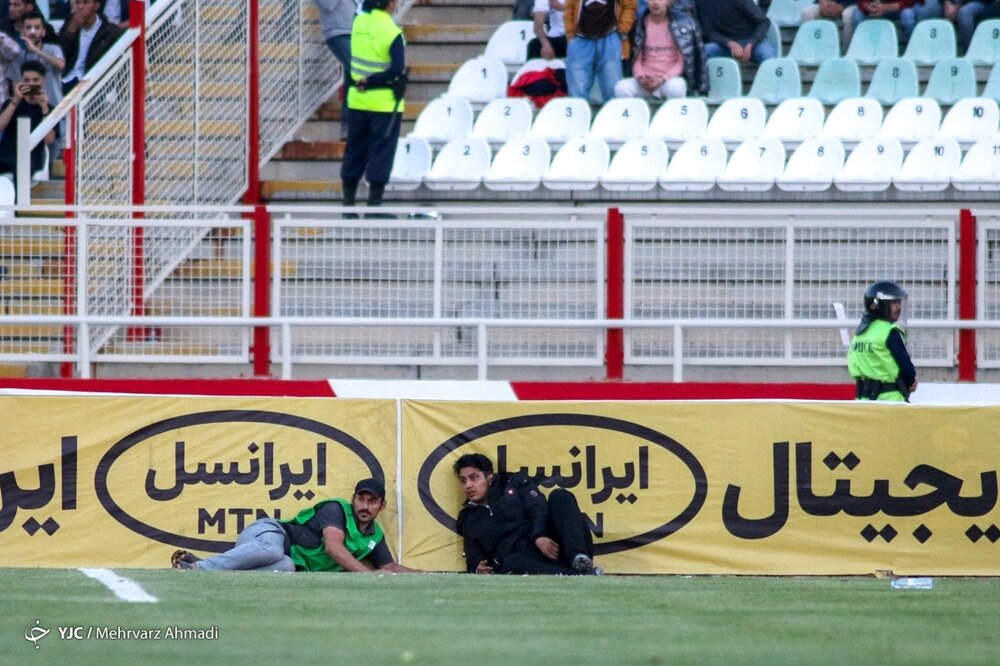 سنگر گرفتن از ترس سنگ ها در تبریز!/عکس