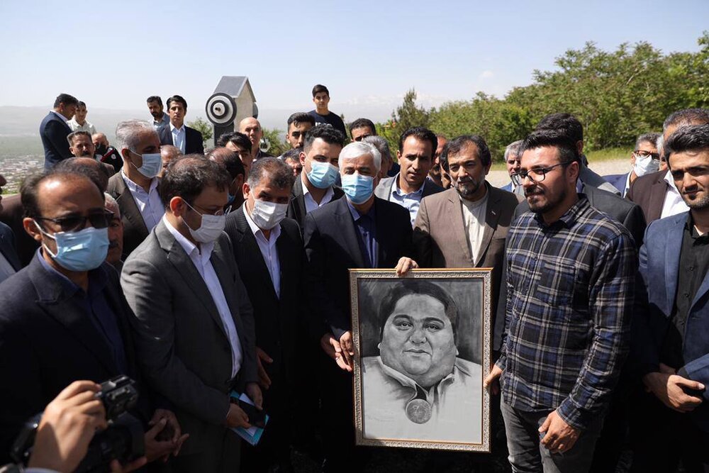 حضور وزیر بر سر مزار قویترین مرد جهان/عکس