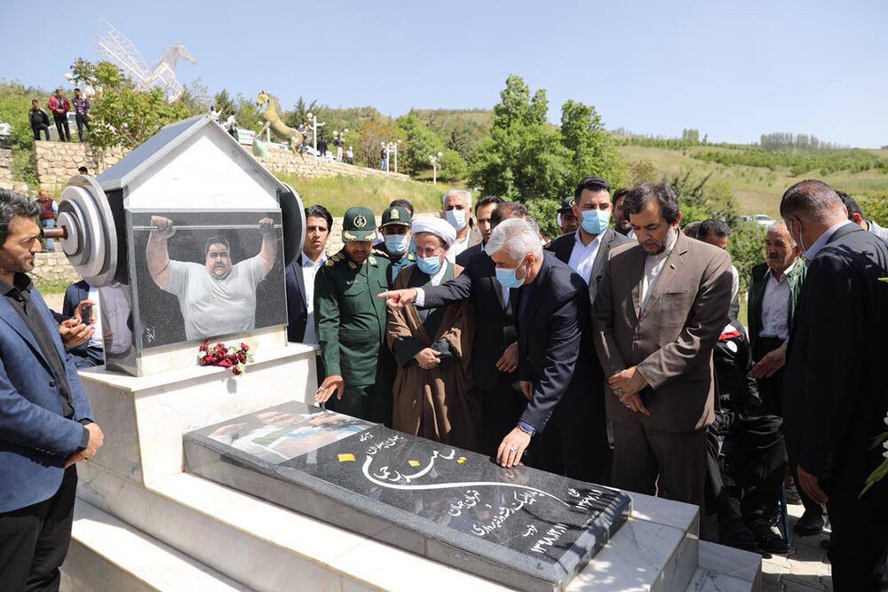 حضور وزیر بر سر مزار قویترین مرد جهان/عکس