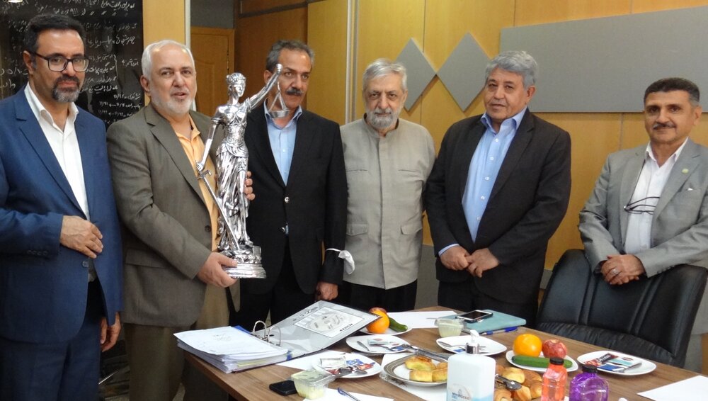 5698238 - ظریف به فعالان حقوق بین الملل هشدار داد /  خطر «مشاوره های غلط» در «کلاه رفتن» سر ایرانی ها
