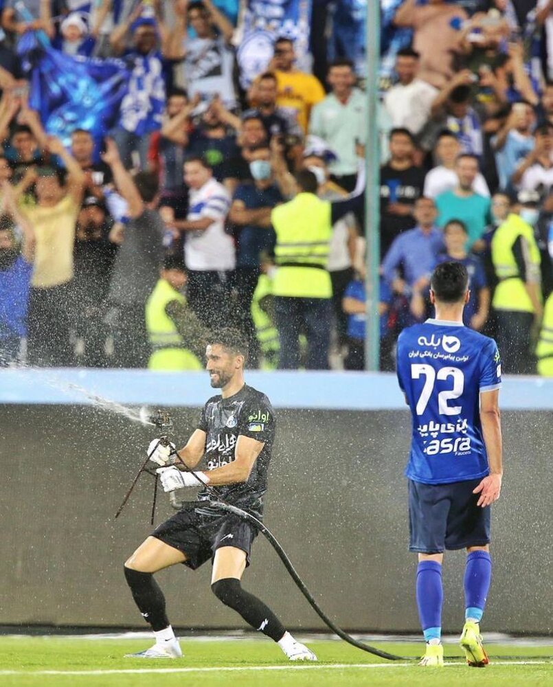 آببازی آقای کلینشیت استقلالیها وسط چمن آزادی/عکس