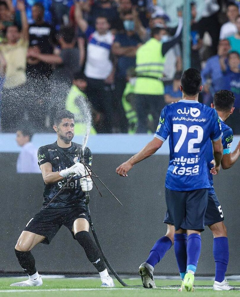 آببازی آقای کلینشیت استقلالیها وسط چمن آزادی/عکس