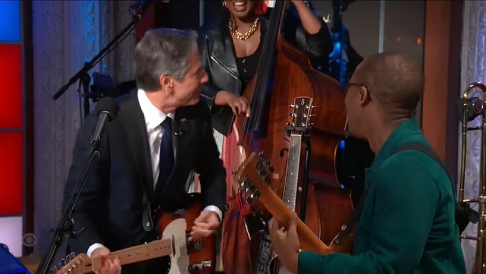 بلینکن دست به گیتار شد/عکس