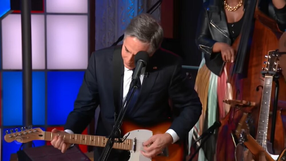 بلینکن دست به گیتار شد/عکس