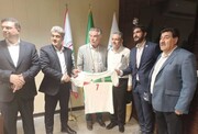 قدردانی از تلاش های سعید پورزادی با اهدای پیراهن تیم ملی فوتبال ایران