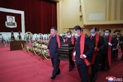 حضور رهبر کره‌شمالی در یک مراسم خاکسپاری در بحبوحه کرونا/عکس