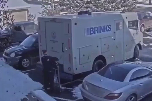 ببینید | لحظه دستبرد به ماشین حامل پول مقابل چشم نیروهای امنیتی