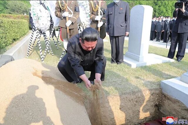 حضور رهبر کره‌شمالی در یک مراسم خاکسپاری در بحبوحه کرونا/عکس

