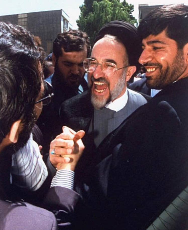 عکس| فریاد شادی محمد خاتمی پس از پیروزی در انتخابات دوم خرداد