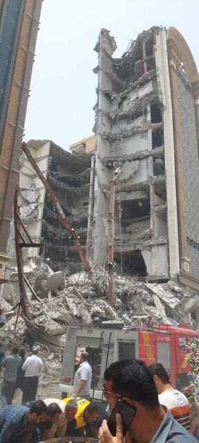 5699549 - ریزش ساختمان ۱۰ طبقه در آبادان | تلفات به یک کشته و چهار مصدوم رسید/ احتمال محبوس شدن افراد زیر آوار