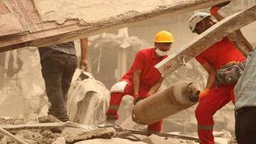 نجات ۷ نفر از حادثه دیدگان ریزش متروپل در آبادان از زیر آوار/ ۲۳ تیم در حال جست‌وجو هستند