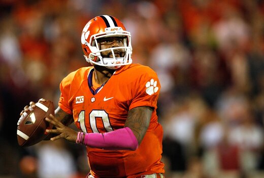 ببینید | درگیری فیزیکی جنجالی میان بازیکن سابق NFL و متصدی میز حمل چمدان فرودگاه