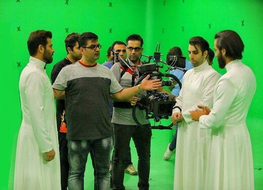 سه بازیگر مرد ایرانی در شمایل فرشتهها / پوستر «سلفی با دموکراسی» رونمایی شد