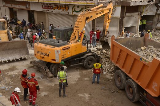 تصاویر  گزارش اختصاصی آنلاین از تخریب ساختمان متروپل آبادان