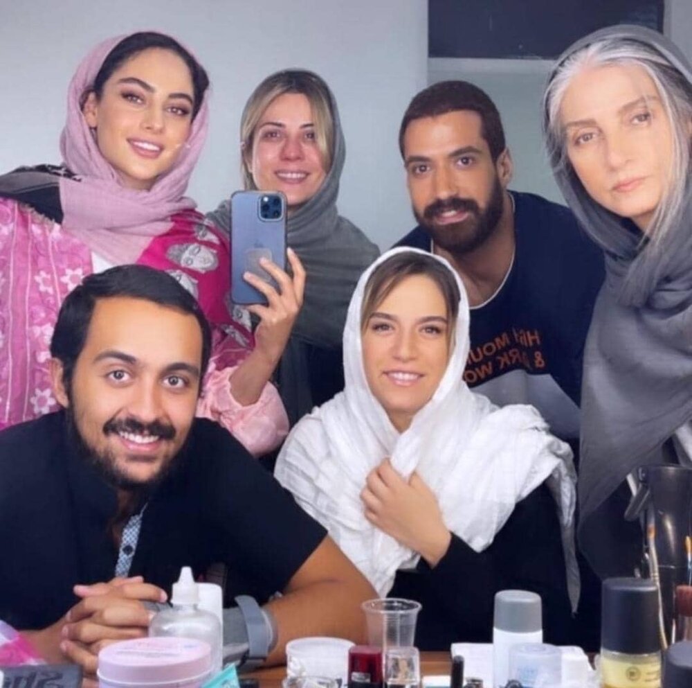 سارا بهرامی، ستاره پسیانی و ترلان پروانه در اتاق گریمِ «علفزار»/ عکس 2