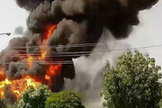 ببینید | سیاه شدن آسمان تهران به خاطر آتش‌سوزی یک واحد صنعتی در تهرانپارس