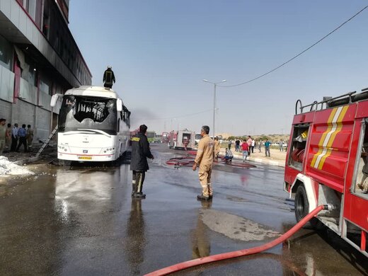 اتصالی برق، علت آتش‌سوزی اتوبوس در جایگاه سوخت بندرعباس/ حادثه خسارت جانی نداشت
